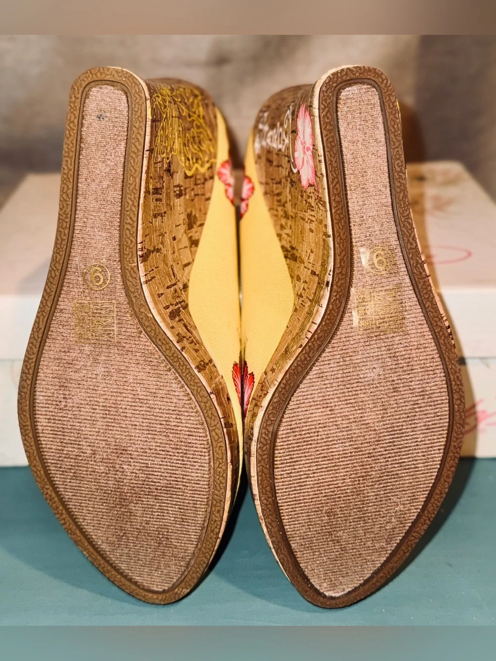 Ed Hardy Yellow Hibiscus Cork Wedge Heels Y2K Peep Toe Size 9 NEW - Picture 6 of 7